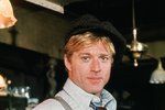 Robert Redford v roli podvodníka Johnnyho Hookera ve filmu Podraz (1973). Společně s Paulem Newmanem v něm vytvořili dvojici podvodníků, která se rozhodne pořádně zavařit mafiánskému bossu Lonneganovi.