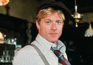 Robert Redford v roli podvodníka Johnnyho Hookera ve filmu Podraz (1973). Společně s Paulem Newmanem v něm vytvořili dvojici podvodníků, která se rozhodne pořádně zavařit mafiánskému bossu Lonneganovi.