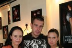 Pornoherec Robert Rosenberg byl po souloži na podiu na diskotéce v Žilině zadržen s těmito slečnami Bárou (zleva) a Ivou
