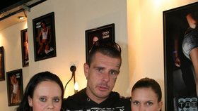 Pornoherec Robert Rosenberg byl po souloži na podiu na diskotéce v Žilině zadržen s těmito slečnami Bárou (zleva) a Ivou