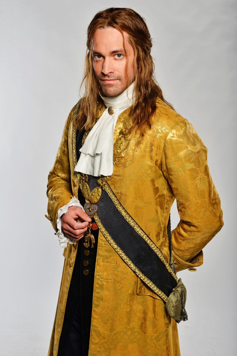 Robert Urban jako Damián v dobovém kostýmu.