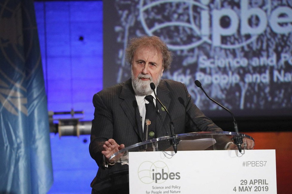 Britský enviromentální vědec Sir Robert Watson, který předsedá IPBES