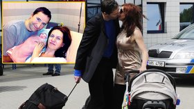 Vášnivý polibek na letišti: Zárubu vítala Fridrichová s kočárkem