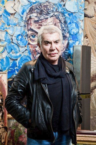 Roberto Cavalli tvrdí, že jeho největší inspirací je příroda. Ve svých modelech kombinuje baroko, exotické perly, odkvetlé květy a stopy zvířat. V zimní kolekci dominují kožešiny.