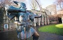 Před zámkem Nottingham dnes stojí bronzová socha Robina Hooda