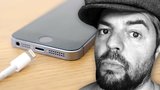 Muže zatkli, protože si nabíjel iPhone ve vlaku. Kradete elektřinu, řekla mu policistka