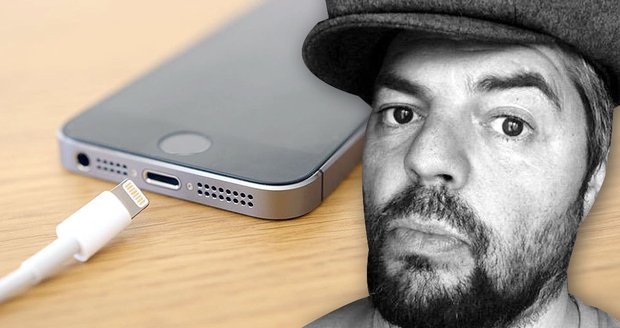 Ronin Lee byl zatčen poté, co si nabíjel iPhone ve vlaku.