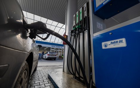 Ceny benzinu a nafty rostou: Tankujte plnou, palivo rychle zdraží!
