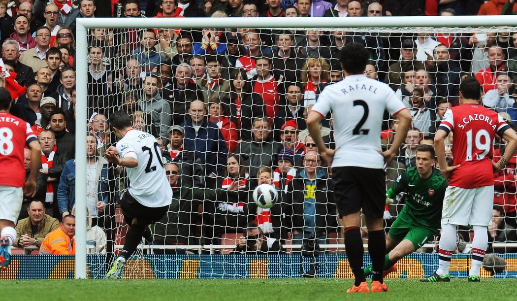 Robin van Persie proměnil penaltu a vyrovnal duel s Arsenalem na 1:1.