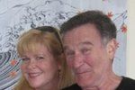 Robina Williamse našla v jeho pokoji jeho osobní asistentka Rebecca