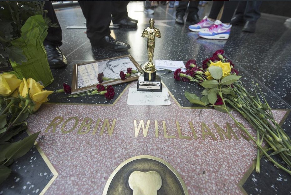 Květiny, svíčky i soška Oscara smutně zdobí hvězdu Robina Williamse na chodníku slávy