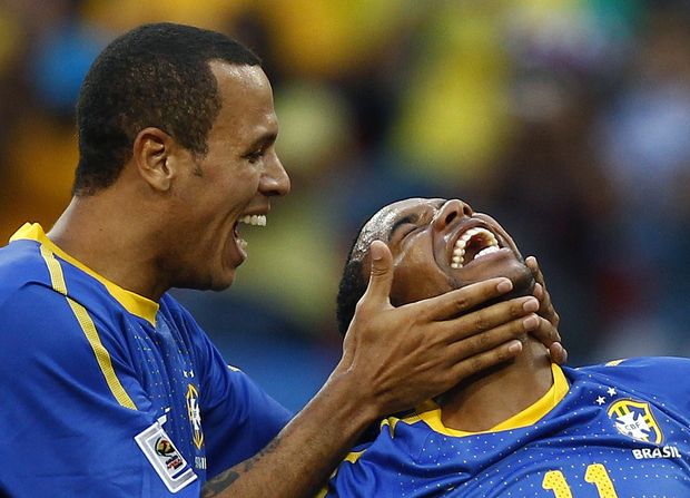 Robinho se raduje s Luisem Fabianem po první vstřelené brance. Robinho se raduje s Luisem Fabianem po první vstřelené brance.