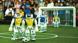 Tak to je gól! Roboti hrají fotbal proti lidem