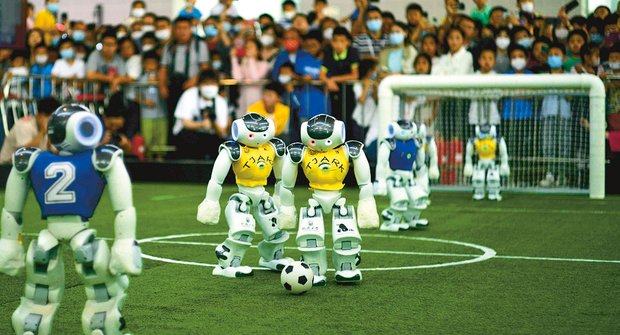 Tak to je gól! Roboti hrají fotbal proti lidem