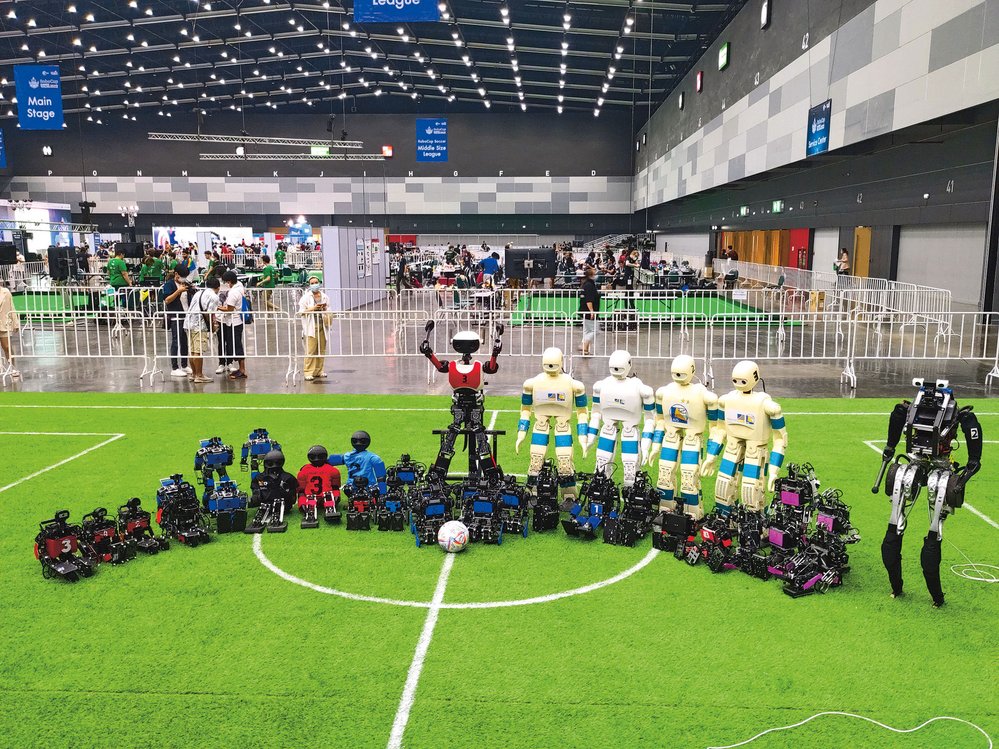 Moderní roboti-fotbalisti umí míč chytit, zpracovat a „vykopnout“