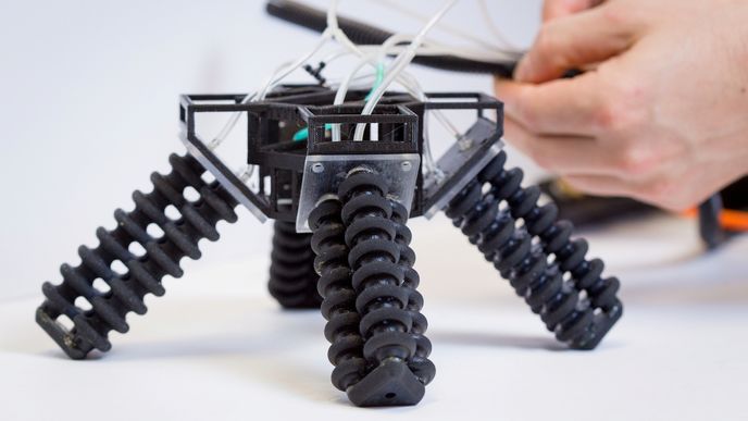 První čtyřnohý robot vytvořený na 3D tiskárně, který zvládne chodit po kamení i písku
