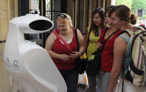 Návštěvníky prováděl robot Advee.
