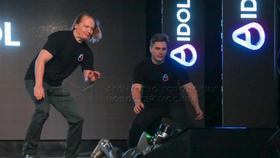 V Moskvě představili prvního AI robota jménem Aidol.