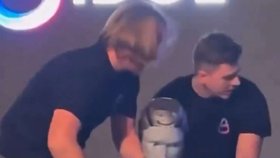 V Moskvě představili prvního AI robota jménem Aidol.