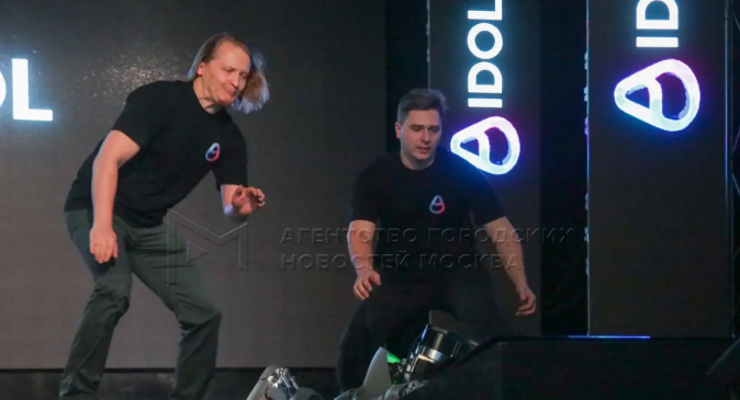 V Moskvě představili prvního AI robota jménem Aidol.