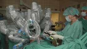 Robotického chirurga mají k dispozici čeští lékaři.