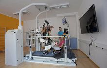 Naděje pro postižené: Robot Zikmund učí děti chodit!