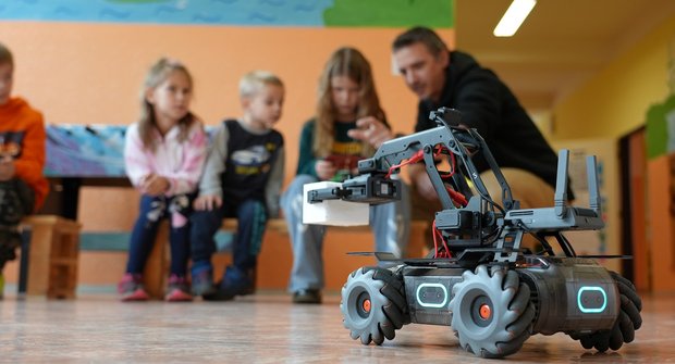 Vyzkoušeli jsme robota DJI RoboMaster S1: Hračka pro celou rodinu