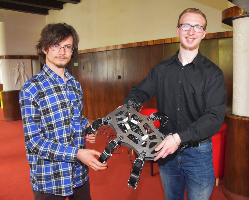 Ondřej Brichta (vlevo) a Milan Malina ukazují robot Hexapod, se kterým získali zlatou medaili v Pekingu.