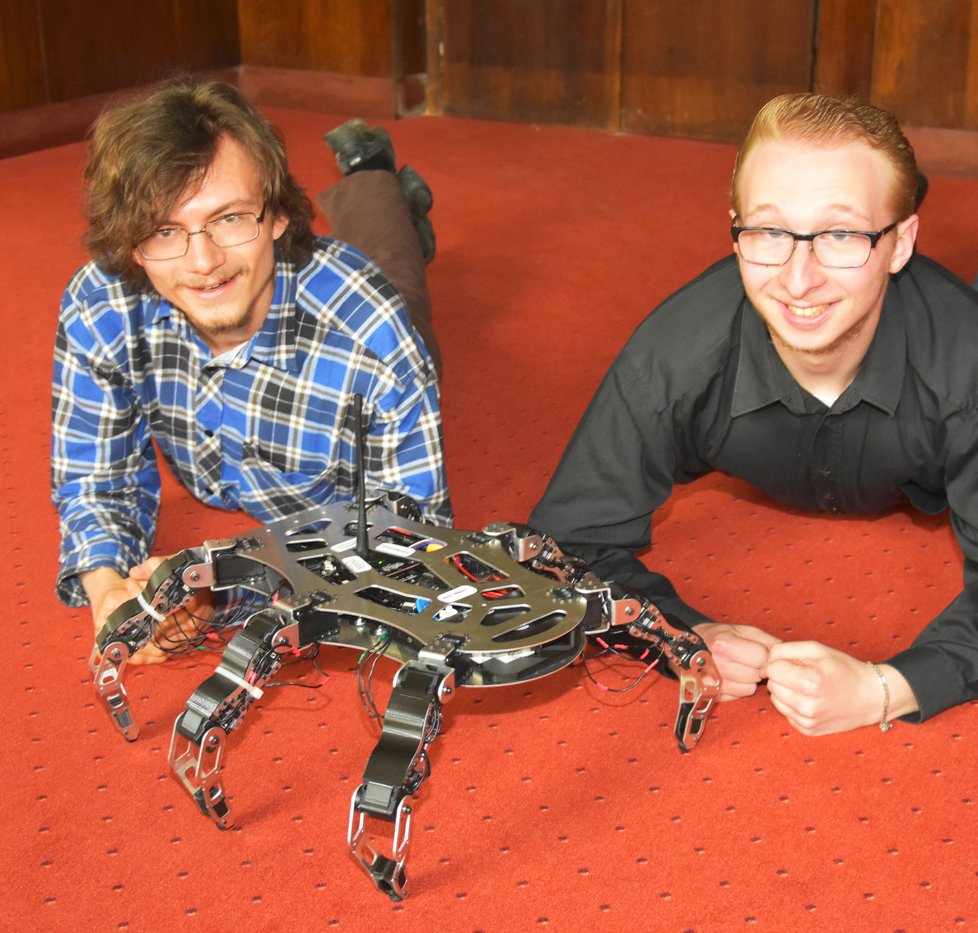 Ondřej Brichta (vlevo) a Milan Malina ukazují robot Hexapod, se kterým získali zlatou medaili v Pekingu.