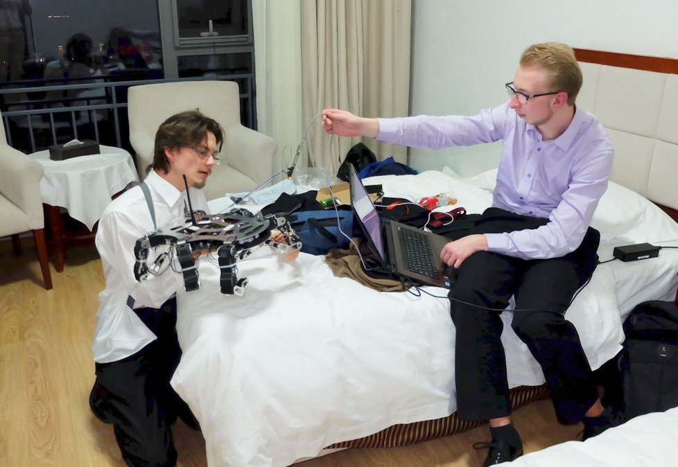 Ondřej Brichta (vlevo) a Milan Malina připravují na pokoji v kampusu v Pekingu svého robota.