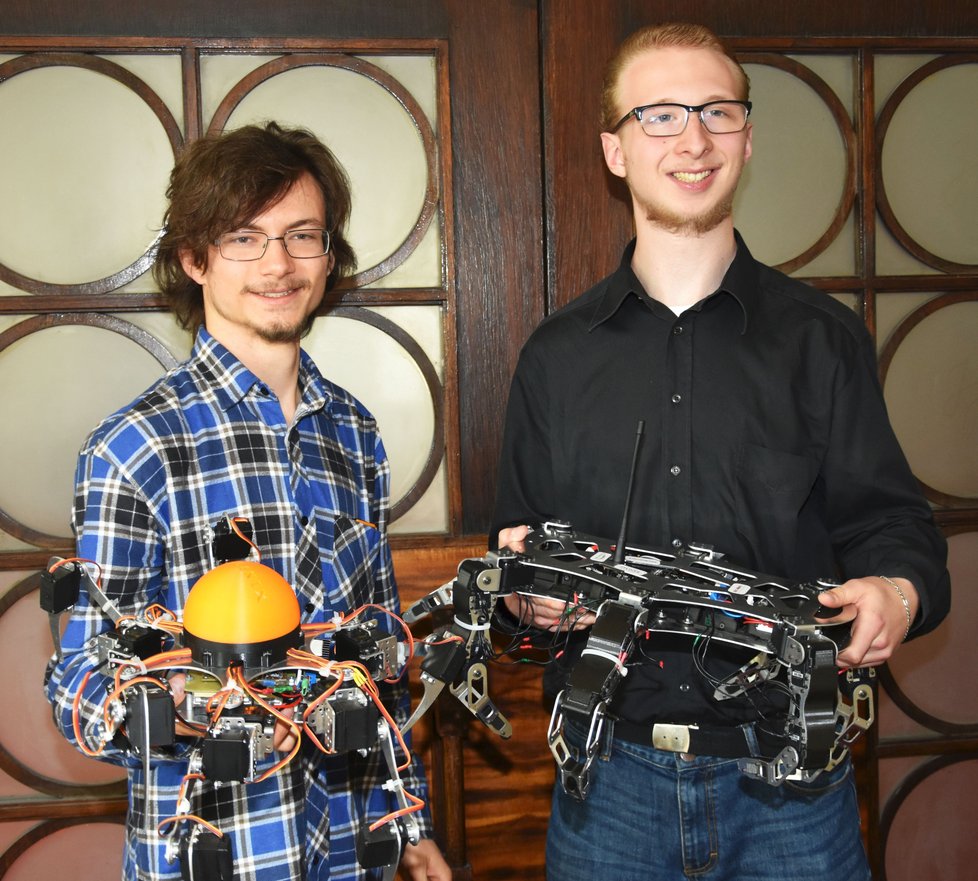 Ondřej Brichta (vlevo) a Milan Malina ukazují dva roboty, které vyrobili. Starý (vlevo) a nový, s kterým bodovali v Pekingu.