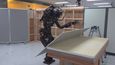 Nový humanoidní robot dokáže pokládat sádrokarton