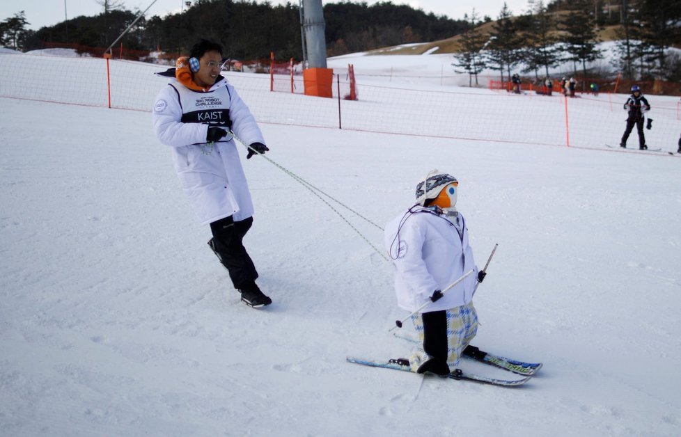 Robot - lyžař na olympiádě v Koreji.