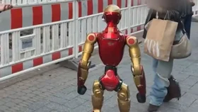 Humanoidní robot během živého vysílání na sociálních sítích, při kterém měl v německém Kolíně nad Rýnem sexuálně obtěžovat šestnáctiletou dívku (11. 10. 2026).
