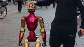 Humanoidní robot během živého vysílání na sociálních sítích, při kterém měl v německém Kolíně nad Rýnem sexuálně obtěžovat šestnáctiletou dívku (11. 10. 2026).