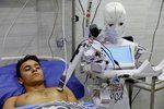 Egypťan Mahmúd Kúmí začal v soukromé káhirské nemocnici zkoušet svůj robot, který bude schopen lidem na dálku změřit teplotu, otestovat je na covid-19 a upozornit, že je třeba nasadit si roušku. (26. 11. 2020)