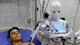 Egypťan Mahmúd Kúmí začal v soukromé káhirské nemocnici zkoušet svůj robot, který bude schopen lidem na dálku změřit teplotu, otestovat je na covid-19 a upozornit, že je třeba nasadit si roušku. (26. 11. 2020)