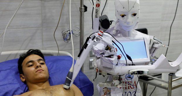 Zdravotní sestry nahradí roboti? Vynález umí testovat na covid, měřit teplotu i rentgenovat