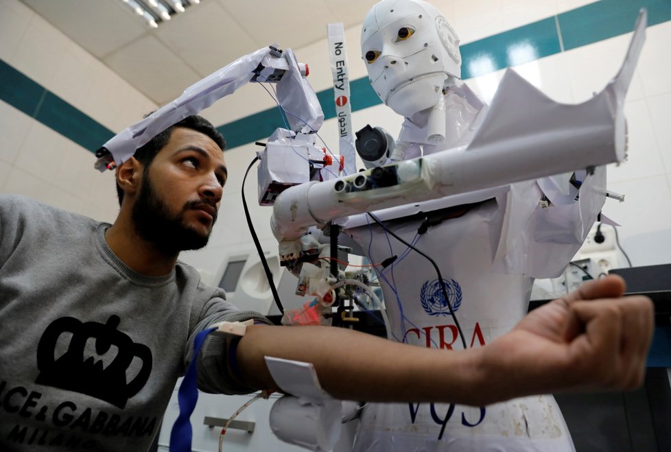 Egypťan Mahmúd Kúmí začal v soukromé káhirské nemocnici zkoušet svůj robot, který bude schopen lidem na dálku změřit teplotu, otestovat je na covid-19 a upozornit, že je třeba nasadit si roušku. (26. 11. 2020)