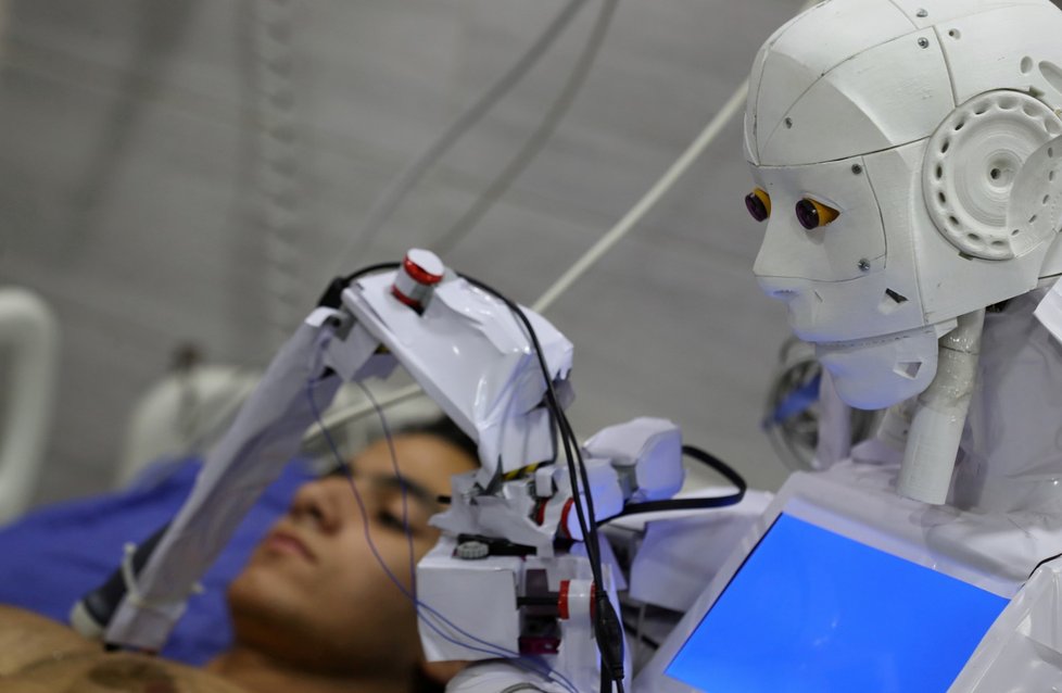 Egypťan Mahmúd Kúmí začal v soukromé káhirské nemocnici zkoušet svůj robot, který bude schopen lidem na dálku změřit teplotu, otestovat je na covid-19 a upozornit, že je třeba nasadit si roušku. (26. 11. 2020)