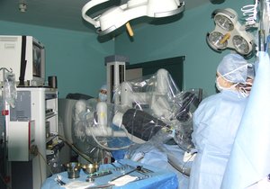 Nyní musí brněnští lékaři 2x týdně jezdit kvůli operacím s robotem do 60 km vzdálené nemocnice Mostiště ve Velkém Meziříčí.