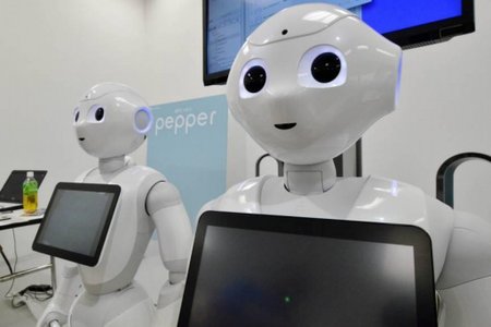 Robot Pepper umí komunikovat s lidmi a vyjadřovat emoce