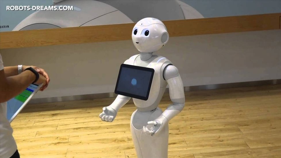 Robot Pepper umí komunikovat s lidmi a vyjadřovat emoce