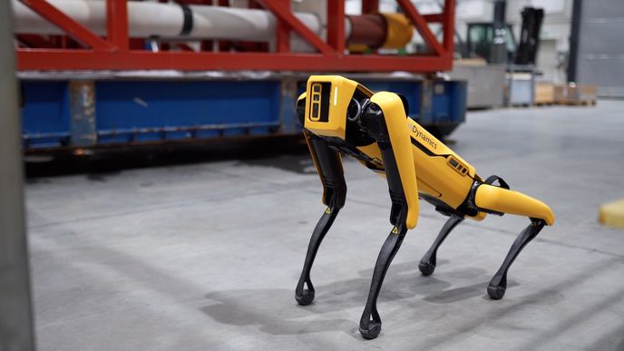 Robotický pes Spot pracuje na ropné plošině.
