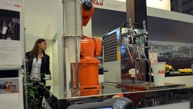 Neobvyklý výčep s robotem FlexBeer najdou návštěvníci strojírenského veletrhu v pavilonu V brněnského výstaviště.