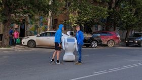 Uprchlý robot budil zájem zvědavých kolemjdoucích.