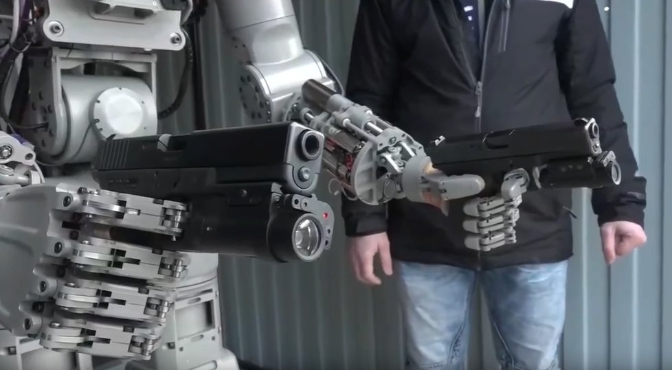 Rusko ukázalo bojového robota, který ale údajně bojový není.