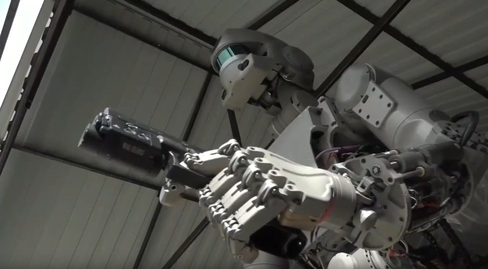 Rusko ukázalo bojového robota, který ale údajně bojový není.