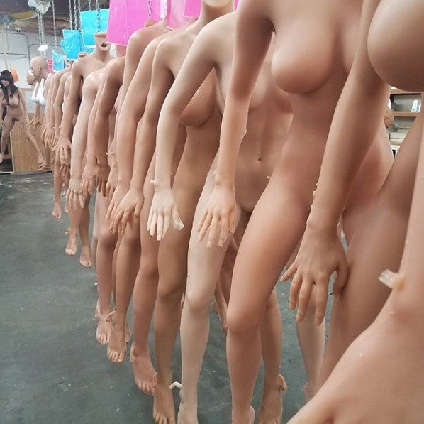 Robotické sexuální figuríny jsou vyráběny v životní velikosti.