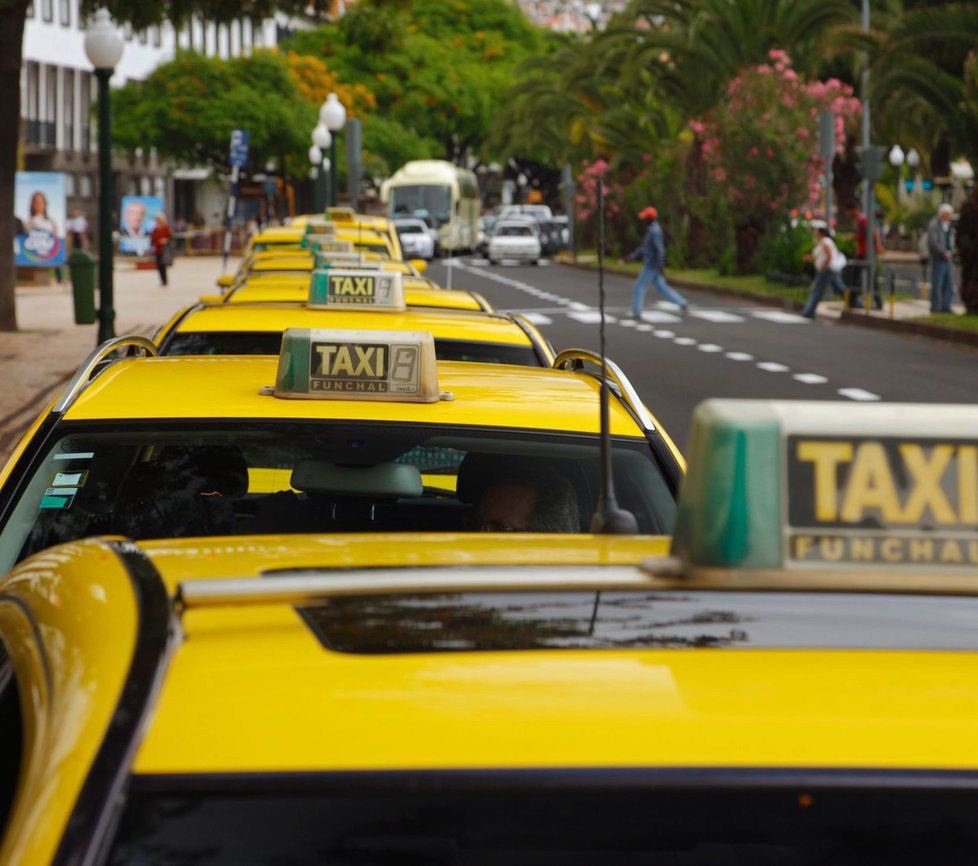 Uber mezi taxikáři vyvolává kontroverze.